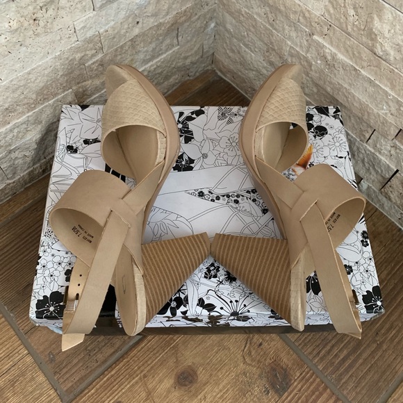 🍀CL BY LAUNDRY WORTHY PLATFORM SANDAL🍀 - Picture 5 of 8